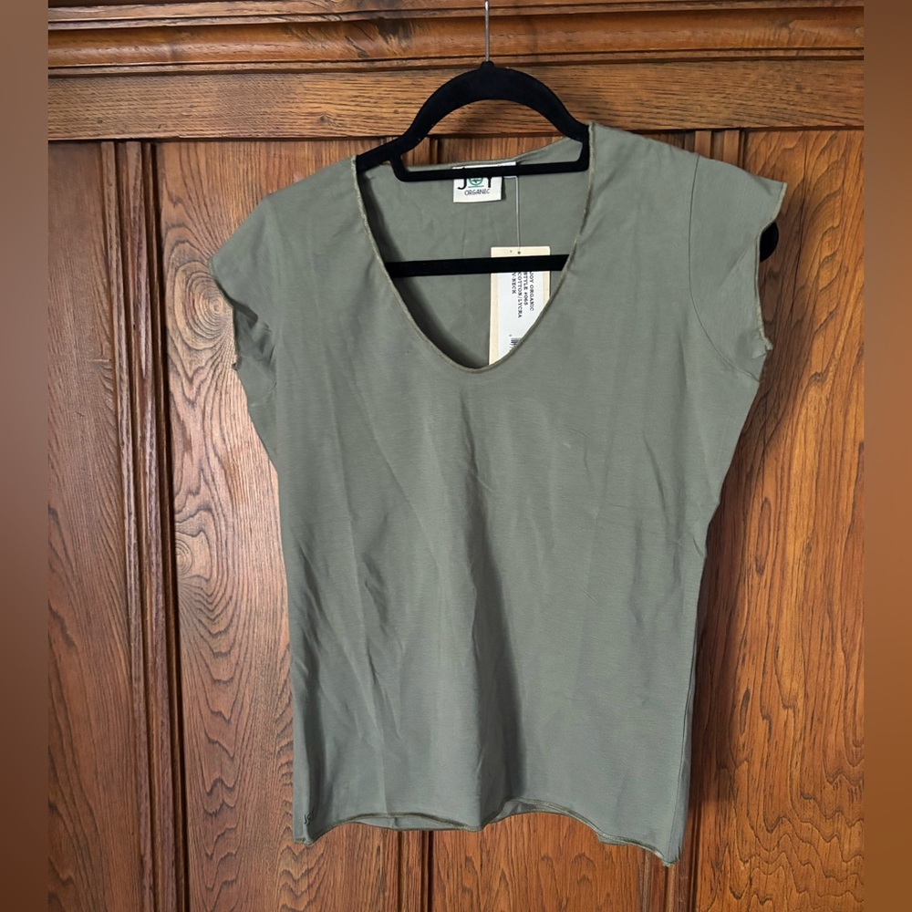 JOY ORGANIC 100% organic cotton vneck army green cap sleeve t-shirt. SOFT. NEW.